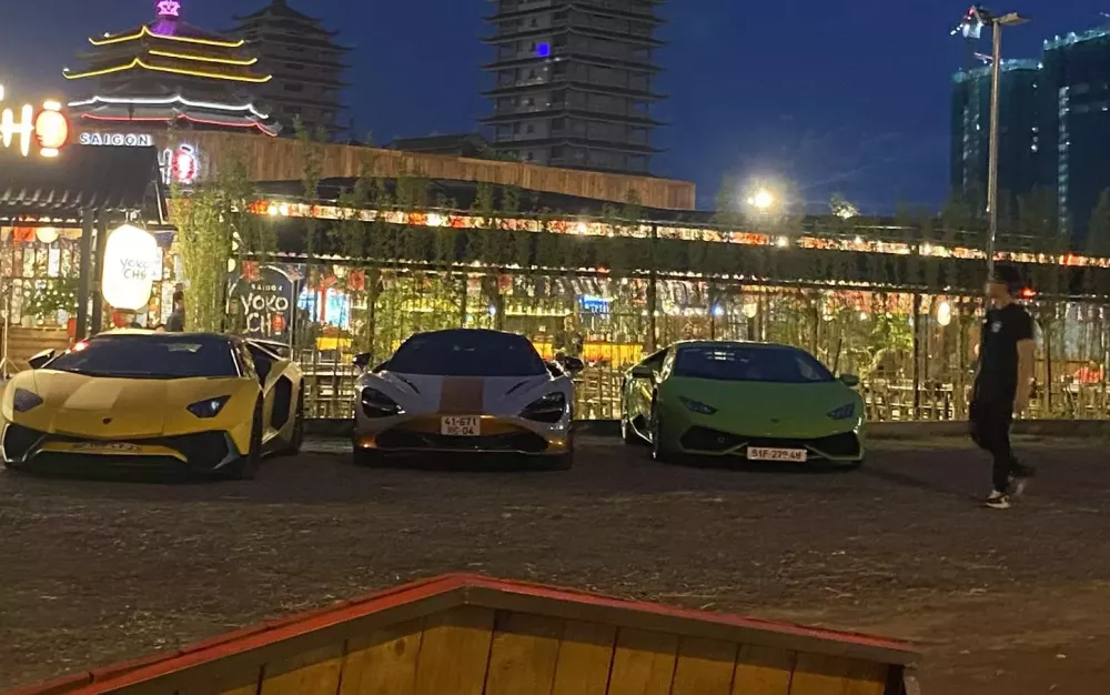 Dàn siêu xe hơn 100 tỷ đồng bất ngờ tập trung tại TP.HCM: Lamborghini Huracan của Phan Thành tái xuất- Ảnh 1.
