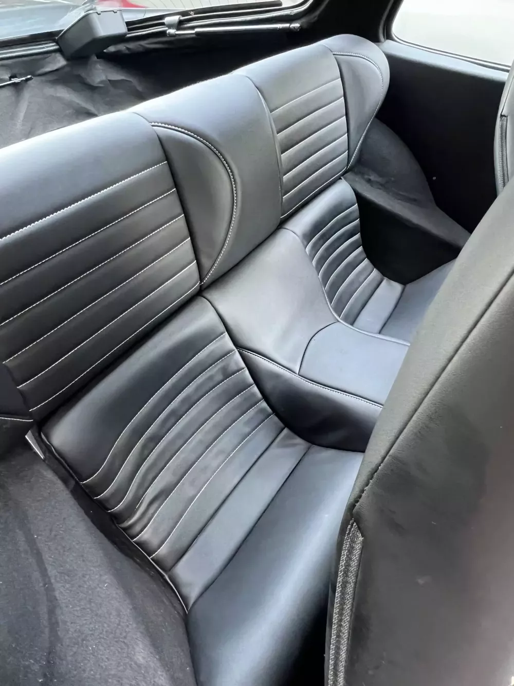 Porsche 944 phá cách của nhà sưu tập xe tại Việt Nam: Vốn dĩ đã có xe "zin" thì xe thứ 2 phải cho lạ nhưng đẹp- Ảnh 6. Porsche 944 phá cách của nhà sưu tập xe tại Việt Nam: Vốn dĩ đã có xe "zin" thì xe thứ 2 phải cho lạ nhưng đẹp- Ảnh 6.