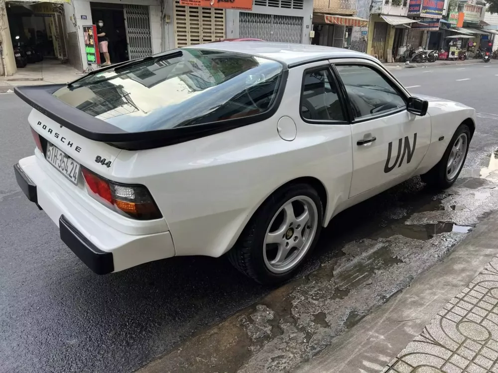 Porsche 944 phá cách của nhà sưu tập xe tại Việt Nam: Vốn dĩ đã có xe "zin" thì xe thứ 2 phải cho lạ nhưng đẹp- Ảnh 4. Porsche 944 phá cách của nhà sưu tập xe tại Việt Nam: Vốn dĩ đã có xe "zin" thì xe thứ 2 phải cho lạ nhưng đẹp- Ảnh 4.