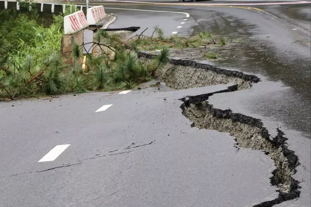 Đèo Prenn sạt lở, nhiều vết nứt kéo dài, phương tiện nên chuyển hướng sang đèo Mimosa đi Đà Lạt- Ảnh 1. Đèo Prenn sạt lở, nhiều vết nứt kéo dài, phương tiện nên chuyển hướng sang đèo Mimosa đi Đà Lạt- Ảnh 1.