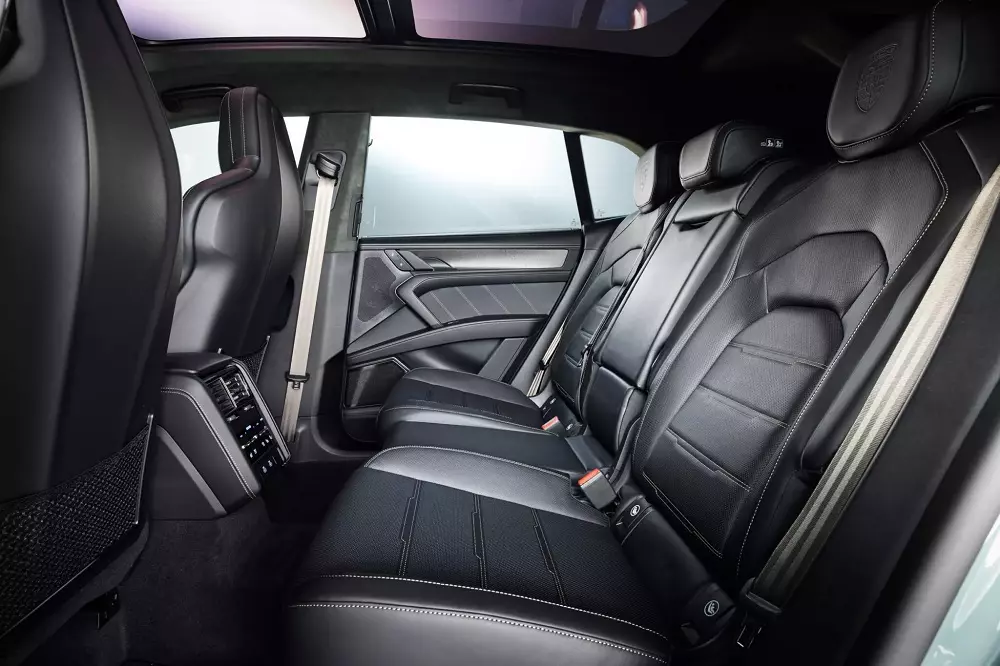 Hàng ghế sau khá rộng rãi của Porsche Cayenne Electric 