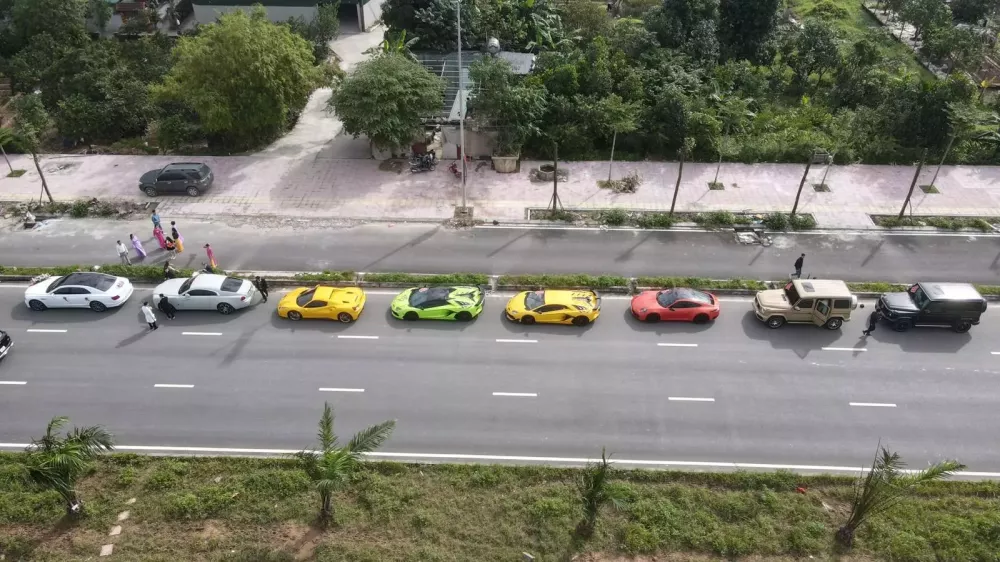 Dàn siêu xe chục tỷ đồng làm xe hoa tại Hà Nội: Tận 2 chiếc Lamborghini Aventador "SVJ"- Ảnh 3.