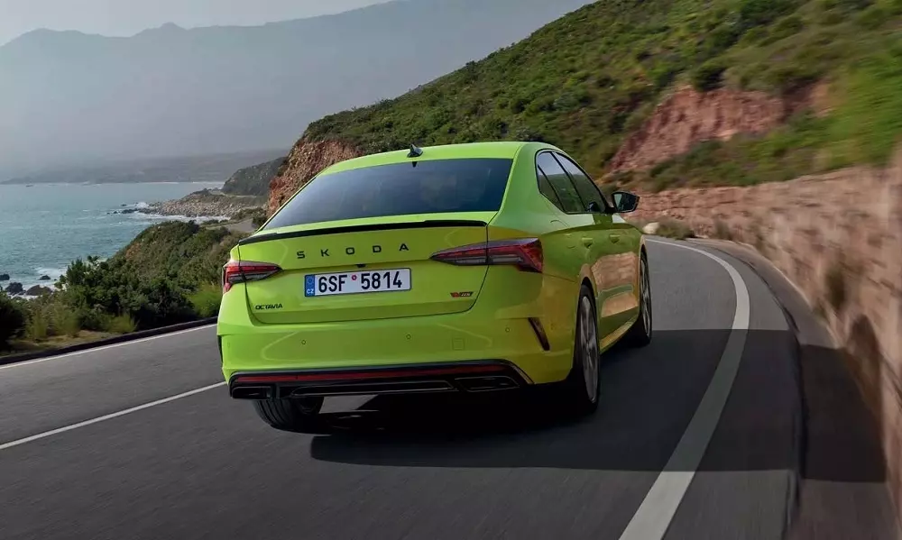 Skoda Octavia RS sở hữu động cơ khá mạnh mẽ trong phân khúc sedan hạng C