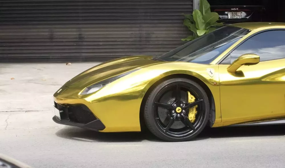 Ông chủ cửa hàng bạc ở TP.HCM "mạ vàng" cho siêu xe Ferrari 488 GTB- Ảnh 1.
