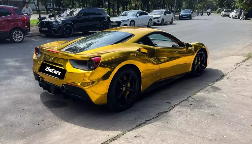 Ông chủ cửa hàng bạc ở TP.HCM "mạ vàng" cho siêu xe Ferrari 488 GTB- Ảnh 2.