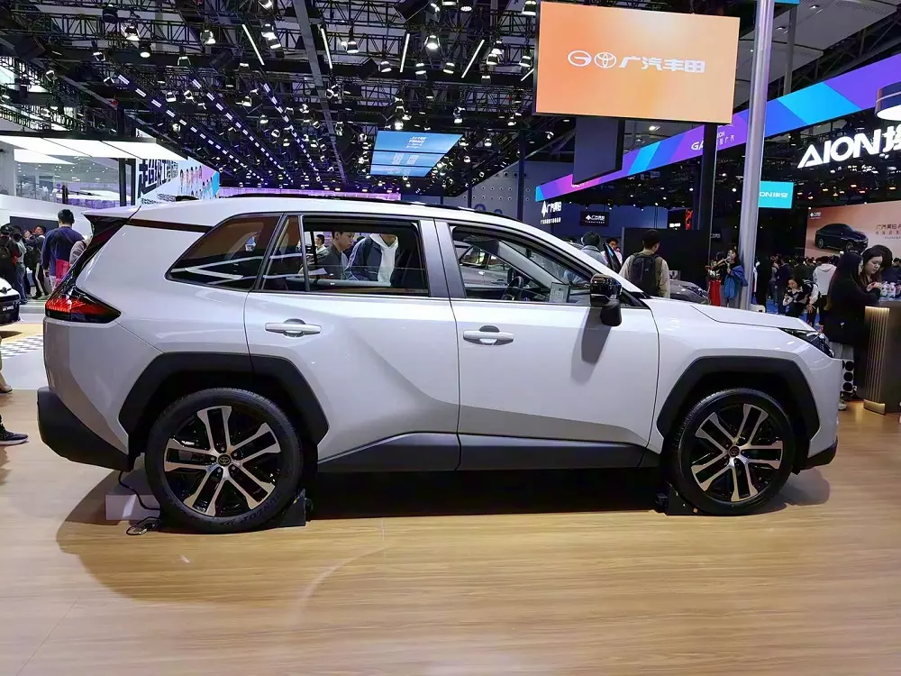 Toyota RAV4 2026 dài hơn so với RAV4 Toyota RAV4 2026 dài hơn so với RAV4