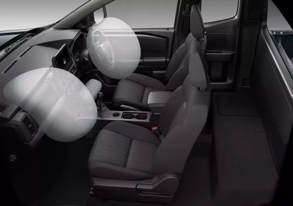 Mitsubishi Triton Street 2026 c&oacute; 2 t&uacute;i kh&iacute; trước