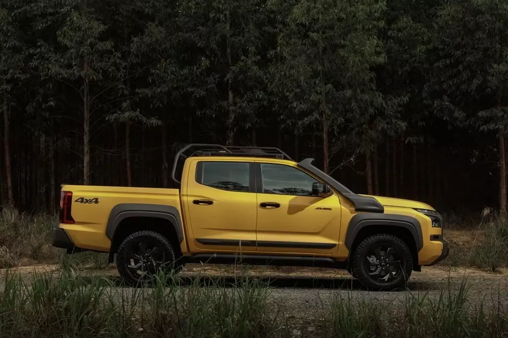 Mitsubishi Triton Savana 2026 c&oacute; những chi tiết ngoại thất m&agrave;u x&aacute;m nh&aacute;m