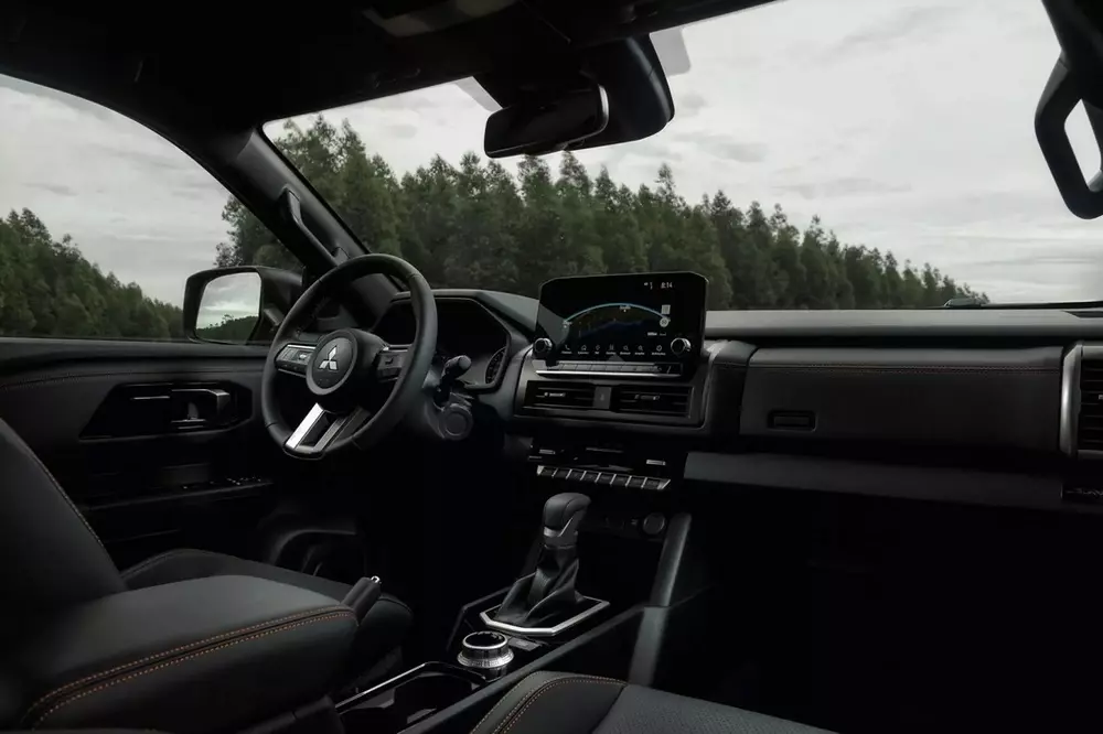 Khoang l&aacute;i của Mitsubishi Triton Savana 2026 