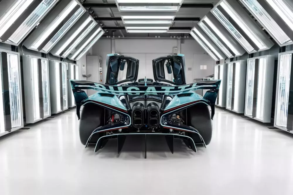 Bugatti ho&agrave;n thiện chiếc xe đua Bolide cuối c&ugrave;ng- Ảnh 3.