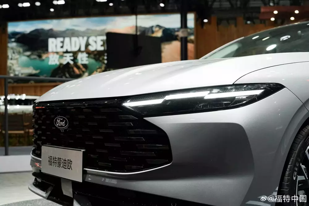 Cận cảnh cụm đ&egrave;n pha mới của Ford Mondeo 2026