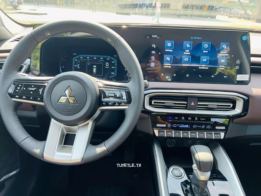 Mitsubishi Destinator sở hữu 2 màn hình cỡ lớn tiêu chuẩn