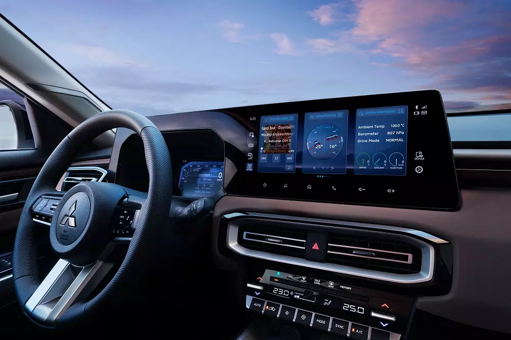 Bảng đồng hồ kỹ thuật số 8 inch và màn hình thông tin giải trí 12,3 inch là trang bị tiêu chuẩn của Mitsubishi Destinator