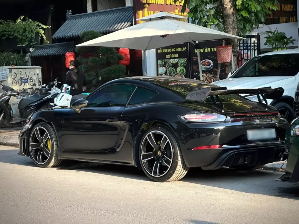 Bất ngờ với h&igrave;nh ảnh xe Porsche 718 Cayman GT4 RS được vận chuyển ở TP.HCM- Ảnh 2.