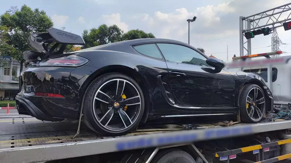 Bất ngờ với h&igrave;nh ảnh xe Porsche 718 Cayman GT4 RS được vận chuyển ở TP.HCM- Ảnh 3.