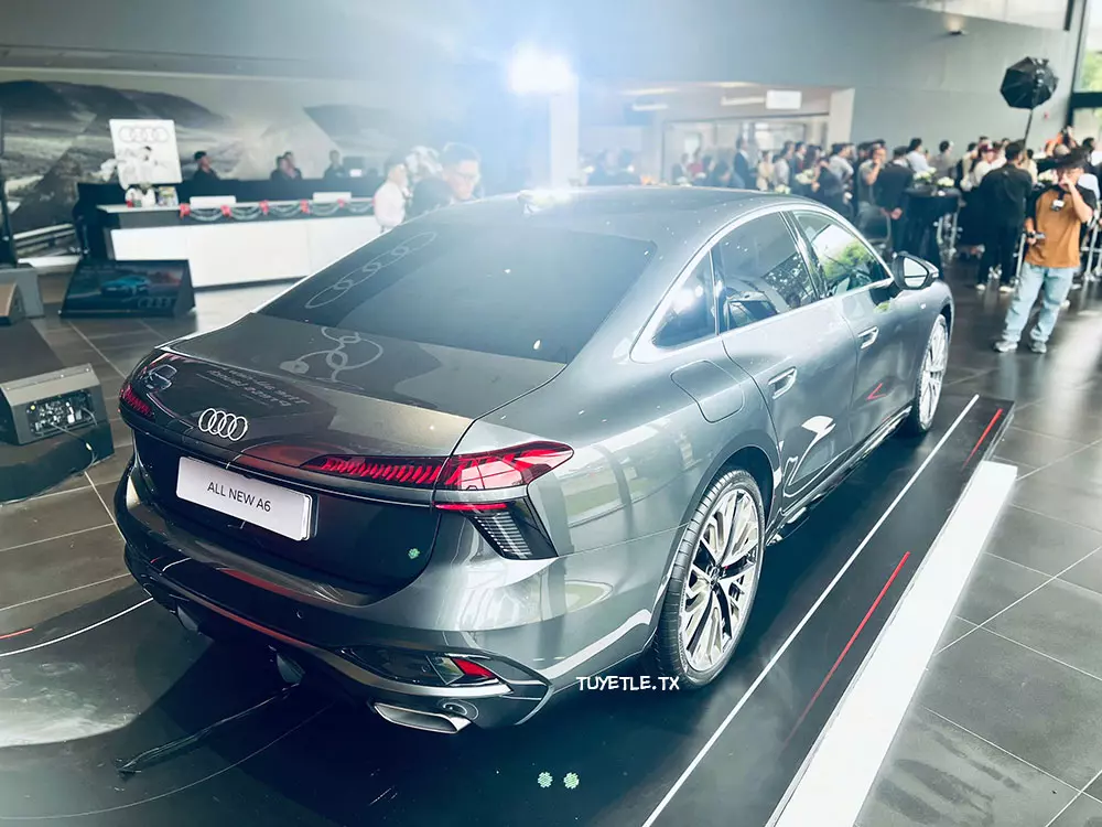 Audi A6 nhìn từ phía sau