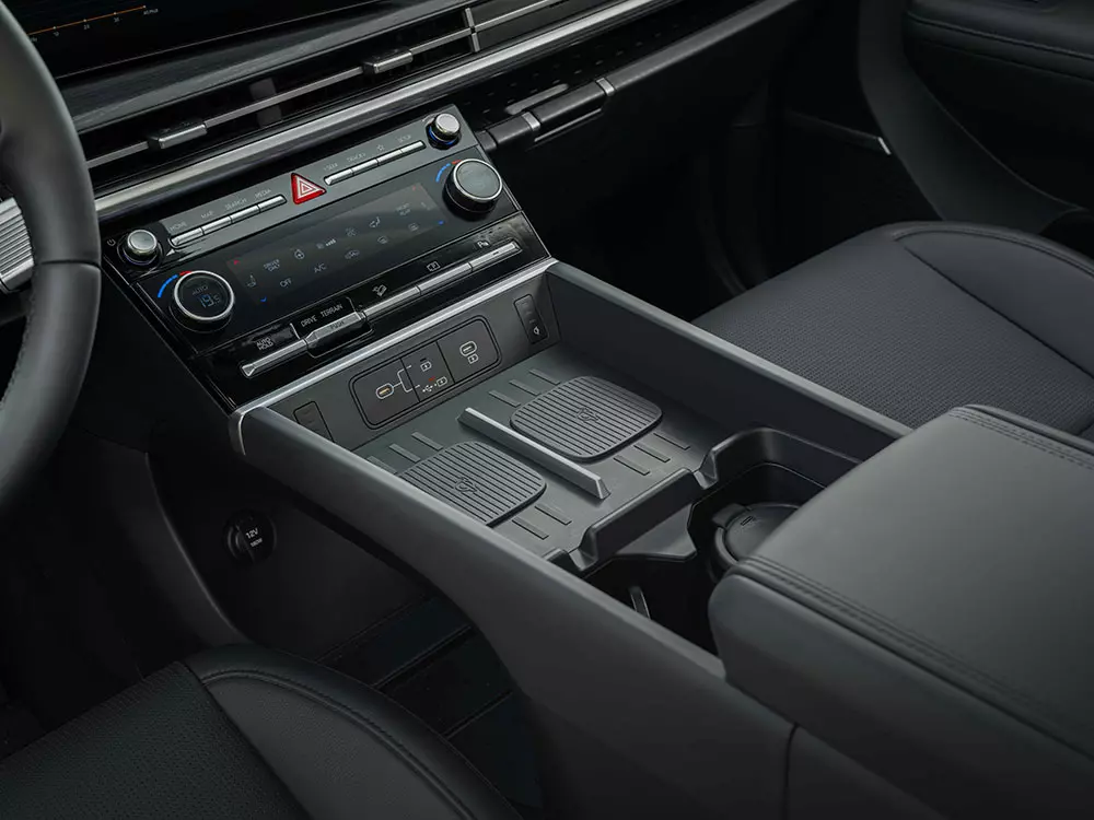 Hyundai Santa Fe Hybrid 2026 có 2 sạc không dây Hyundai Santa Fe Hybrid 2026 có 2 sạc không dây