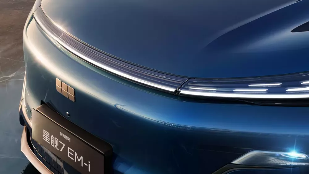 Dải đ&egrave;n LED định vị ban ng&agrave;y của Geely EX5 PHEV 2026 nằm vắt ngang đầu xe