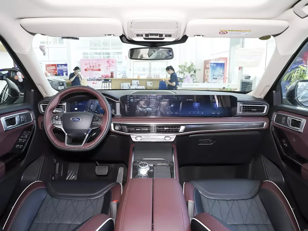 Nội thất của Ford Explorer phi&ecirc;n bản hiện tại ở thị trường Trung Quốc