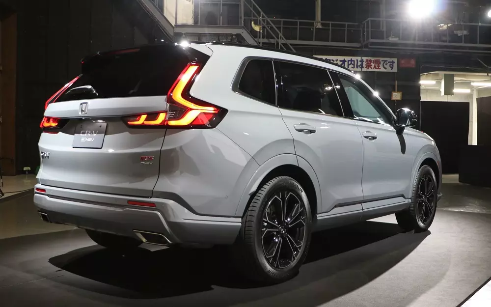 Honda CR-V 2026 vẫn dùng đèn hậu nằm dọc hai bên cửa cốp sau Honda CR-V 2026 vẫn dùng đèn hậu nằm dọc hai bên cửa cốp sau