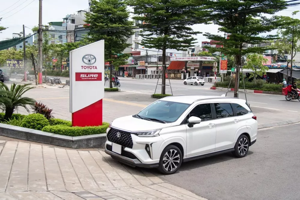 Khách hàng bán xe cũ, mua Veloz Cross mới tại đại lý có hoạt động Toyota Sure sẽ có cơ hội miễn lãi suất vay trong 6 tháng đầu. Khách hàng bán xe cũ, mua Veloz Cross mới tại đại lý có hoạt động Toyota Sure sẽ có cơ hội miễn lãi suất vay trong 6 tháng đầu.