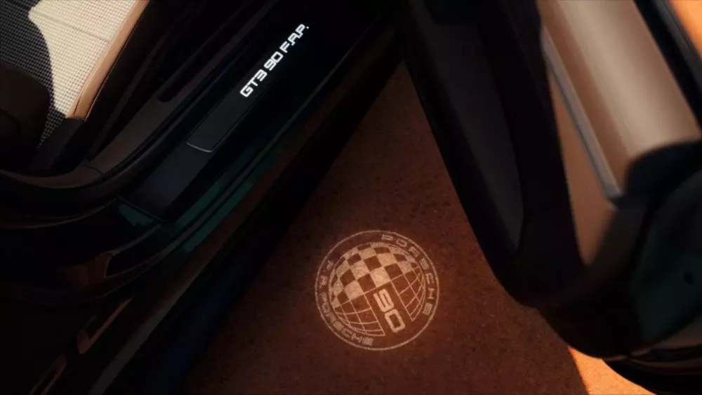 Porsche 911 GT3 có phiên bản giới hạn chỉ 90 chiếc: Từ màu sơn đến hộp số đều là "gu" của doanh nhân Việt này- Ảnh 3. Porsche 911 GT3 có phiên bản giới hạn chỉ 90 chiếc: Từ màu sơn đến hộp số đều là "gu" của doanh nhân Việt này- Ảnh 3.