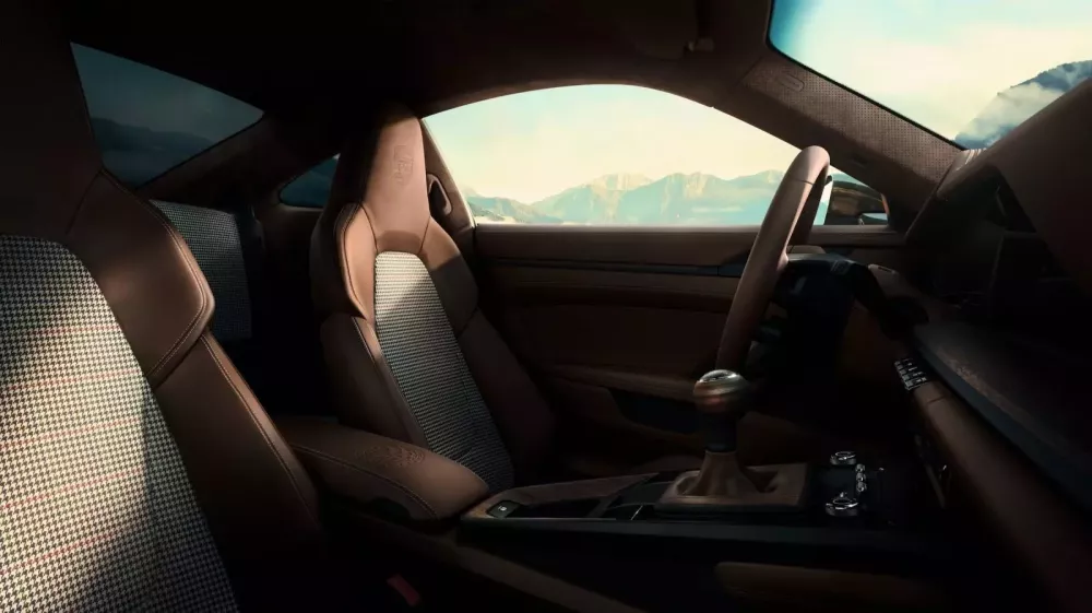 Porsche 911 GT3 có phiên bản giới hạn chỉ 90 chiếc: Từ màu sơn đến hộp số đều là "gu" của doanh nhân Việt này- Ảnh 1. Porsche 911 GT3 có phiên bản giới hạn chỉ 90 chiếc: Từ màu sơn đến hộp số đều là "gu" của doanh nhân Việt này- Ảnh 1.