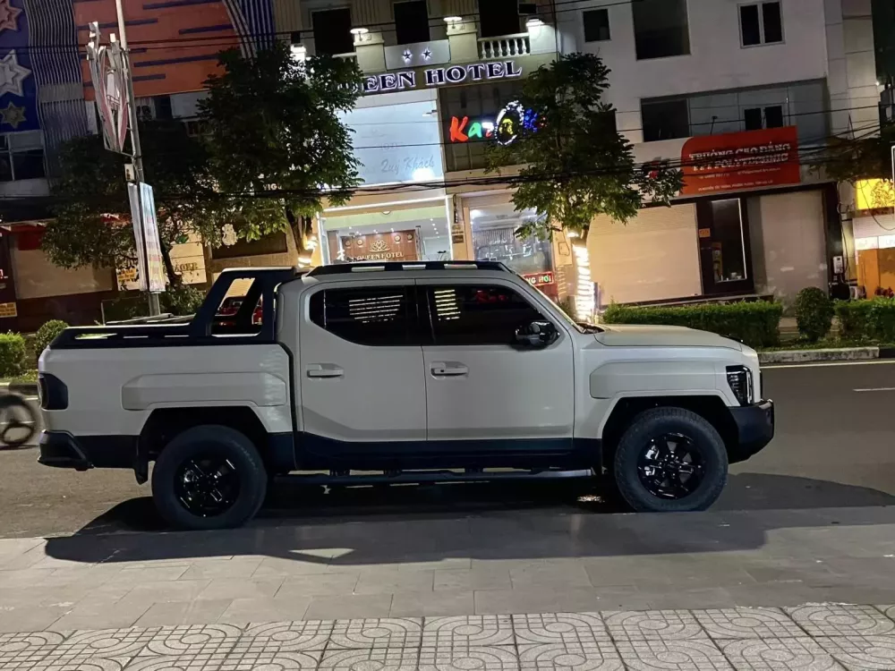 Xe b&aacute;n tải Kia Tasman 2025 bất ngờ xuất hiện tại Việt Nam: Chủ xe chọn chơi hẳn bản off-road- Ảnh 3.