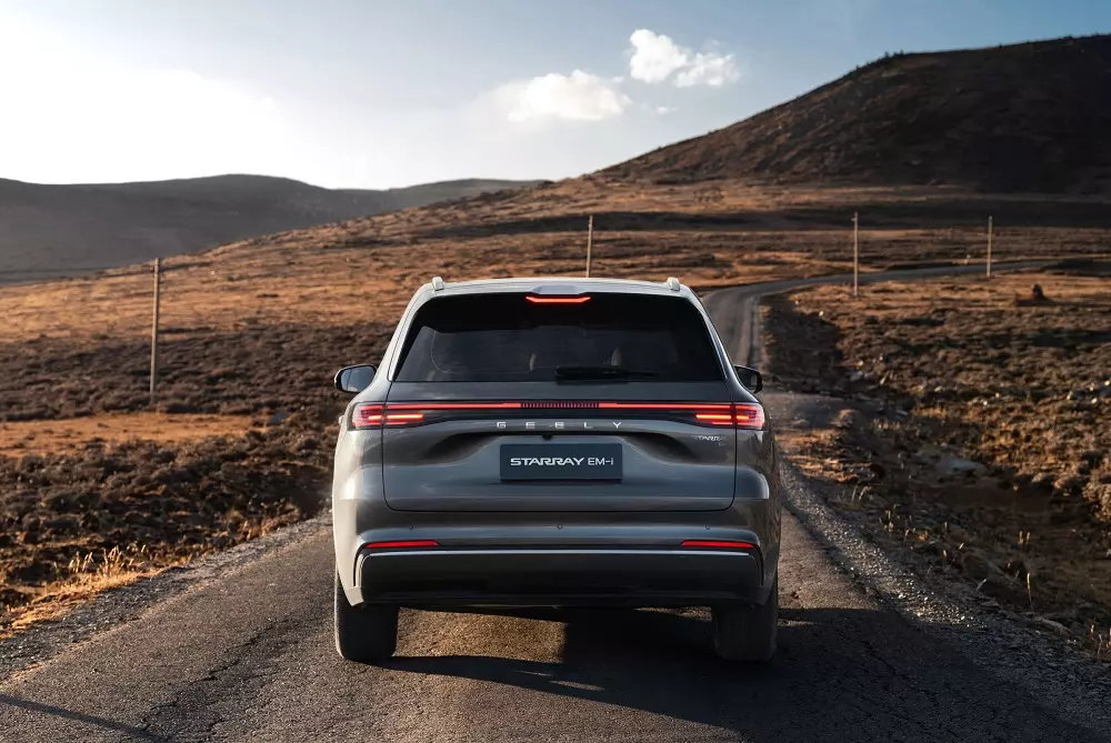 Thiết kế ph&iacute;a sau của Geely EX5 EM-i 