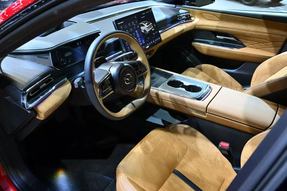 Nội thất của Mazda 6e với g&oacute;i Exclusive Nappa Suede