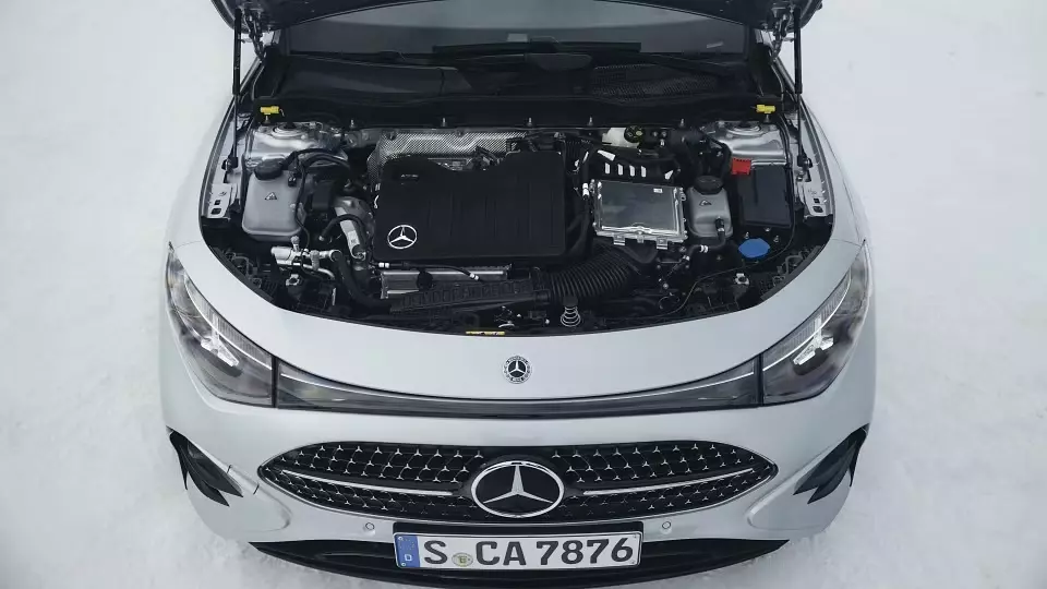 Mercedes-Benz CLA 220 hybrid 2026 d&ugrave;ng động cơ ph&aacute;t triển c&ugrave;ng Geely
