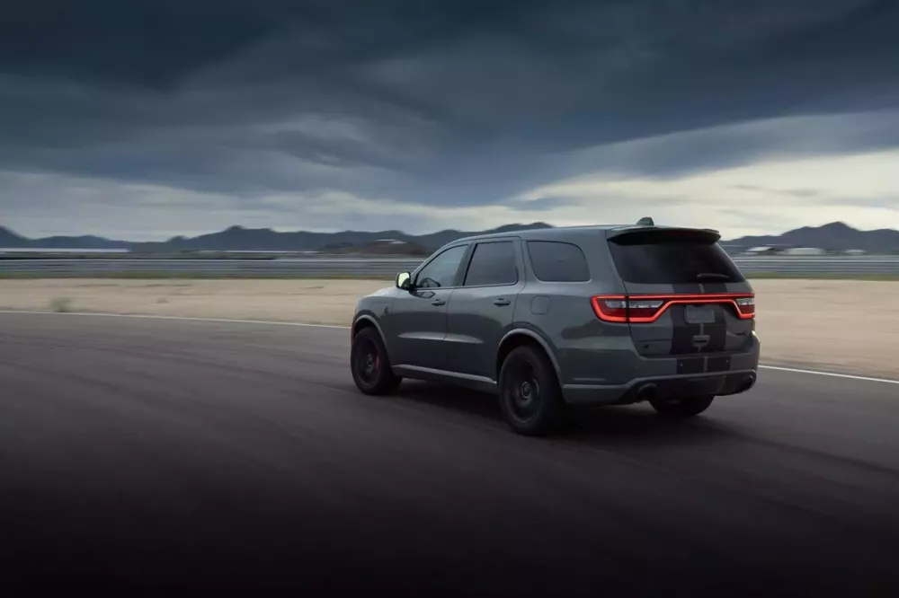 Dodge Durango SRT Hellcat 2026 c&oacute; gi&aacute; từ 2,12 tỷ đồng, về Việt Nam c&oacute; khi b&aacute;n gần 8 tỷ đồng- Ảnh 4.