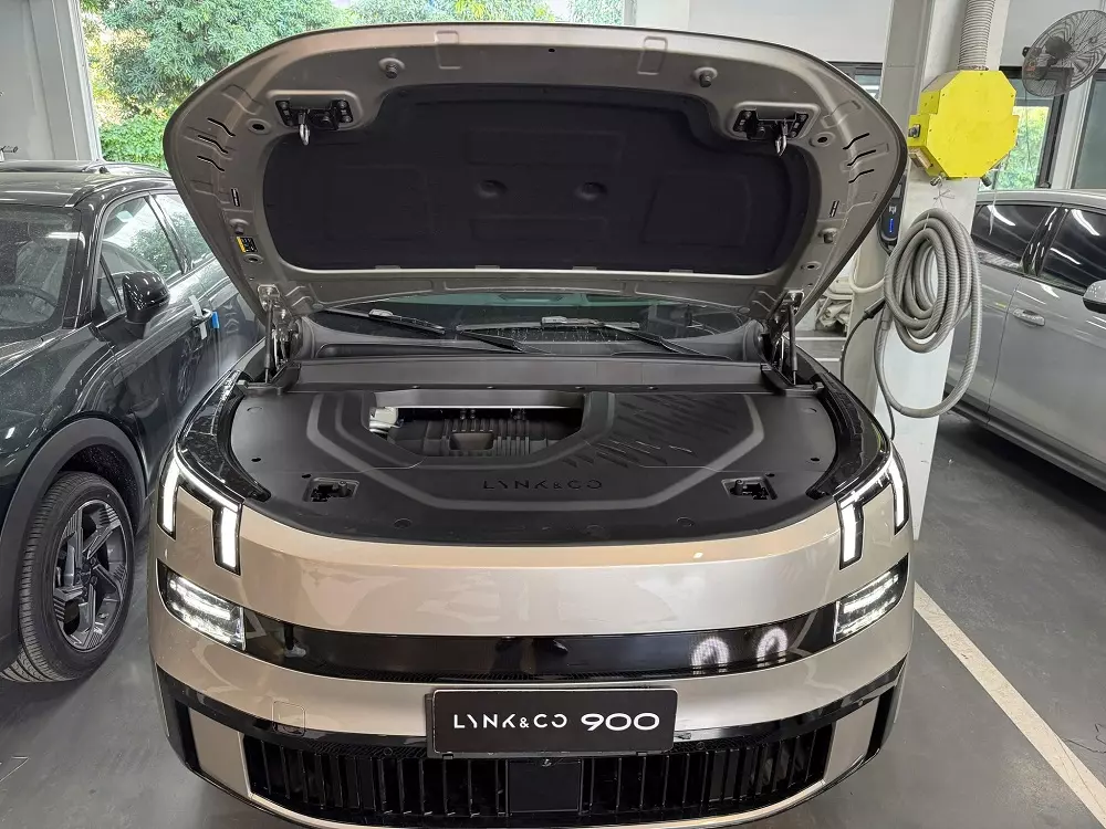 Ngăn chứa đồ b&ecirc;n dưới nắp ca-p&ocirc; của Lynk & Co 900