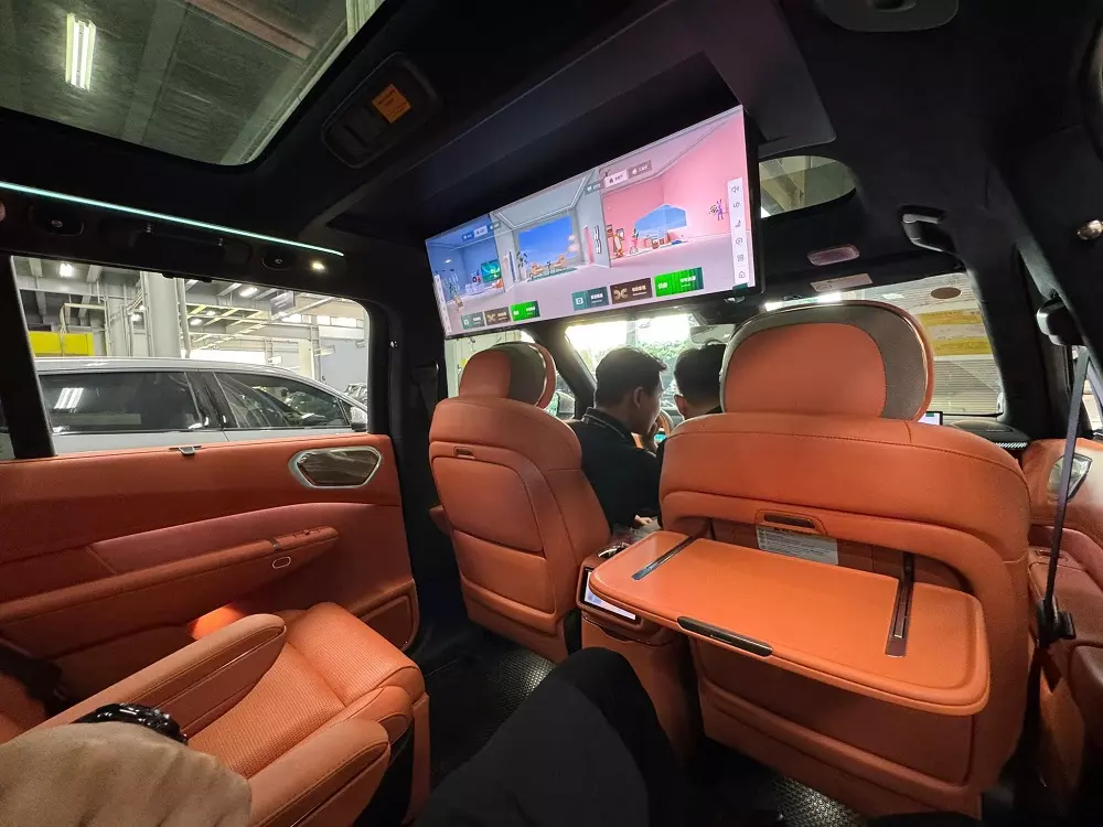 M&agrave;n h&igrave;nh treo trần d&agrave;nh cho h&agrave;nh kh&aacute;ch ph&iacute;a sau của Lynk & Co 900