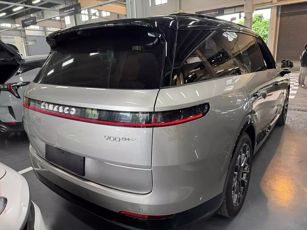 Lynk & Co 900 nh&igrave;n từ ph&iacute;a sau