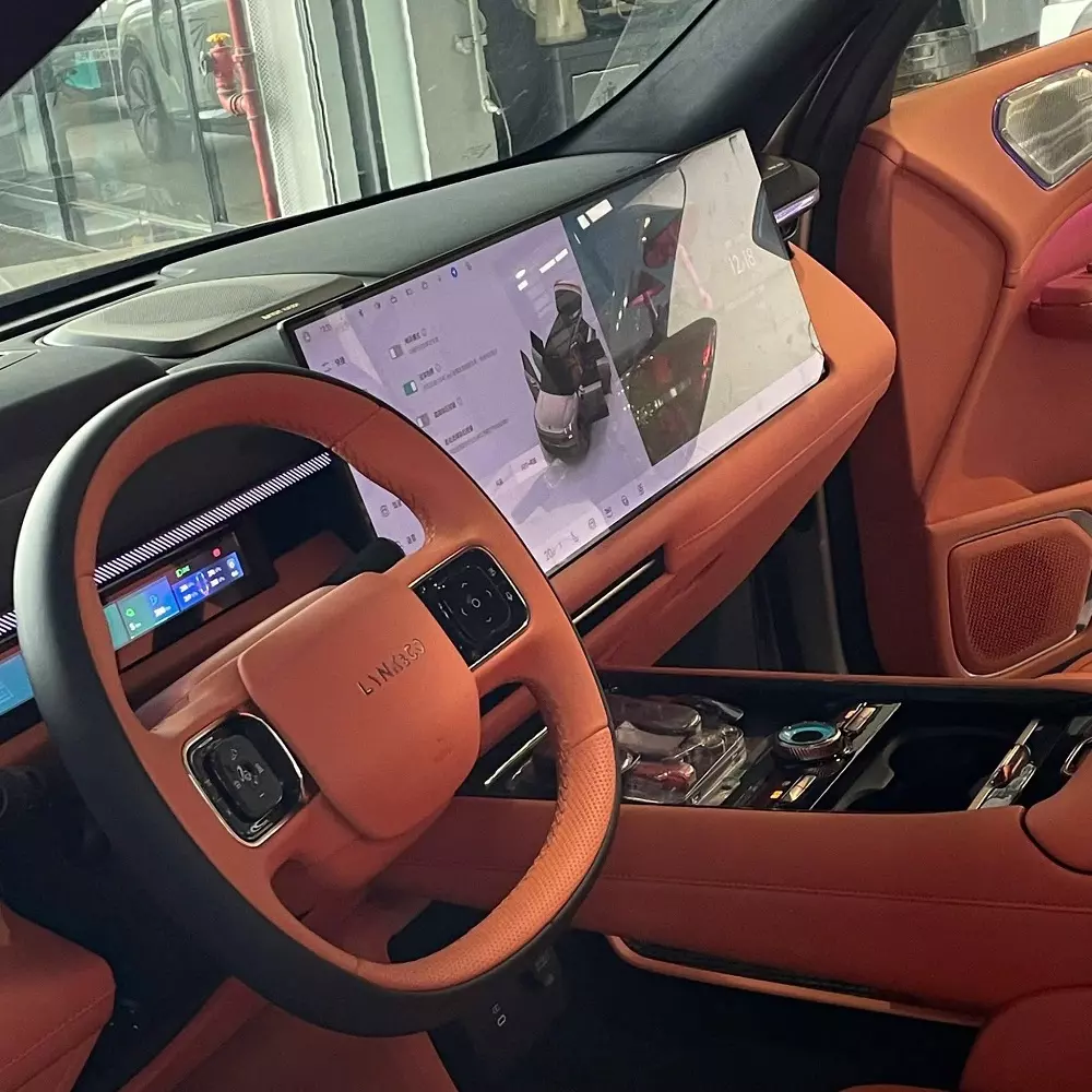 Khoang l&aacute;i của Lynk & Co 900