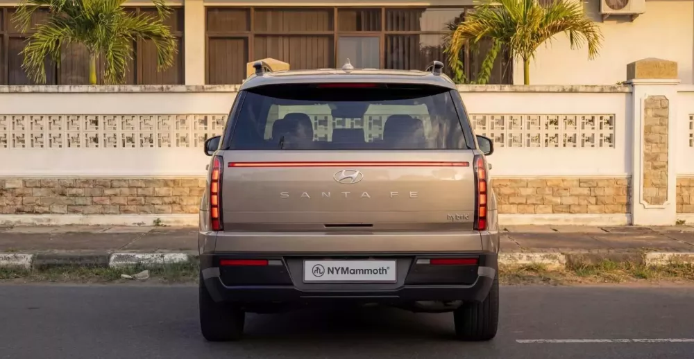 Liệu bạn c&oacute; th&iacute;ch kiểu đ&egrave;n hậu mới tr&ecirc;n Hyundai Santa Fe 2027?- Ảnh 1.
