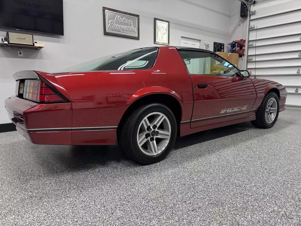 Th&uacute; vị về c&acirc;u chuyện chiếc xe Chevrolet Camaro IROC-Z được chủ cho đậu trong garage từ 1987 đến nay- Ảnh 1.