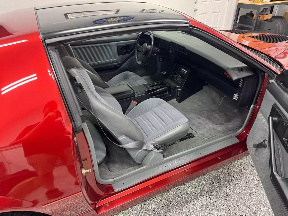 Th&uacute; vị về c&acirc;u chuyện chiếc xe Chevrolet Camaro IROC-Z được chủ cho đậu trong garage từ 1987 đến nay- Ảnh 7.