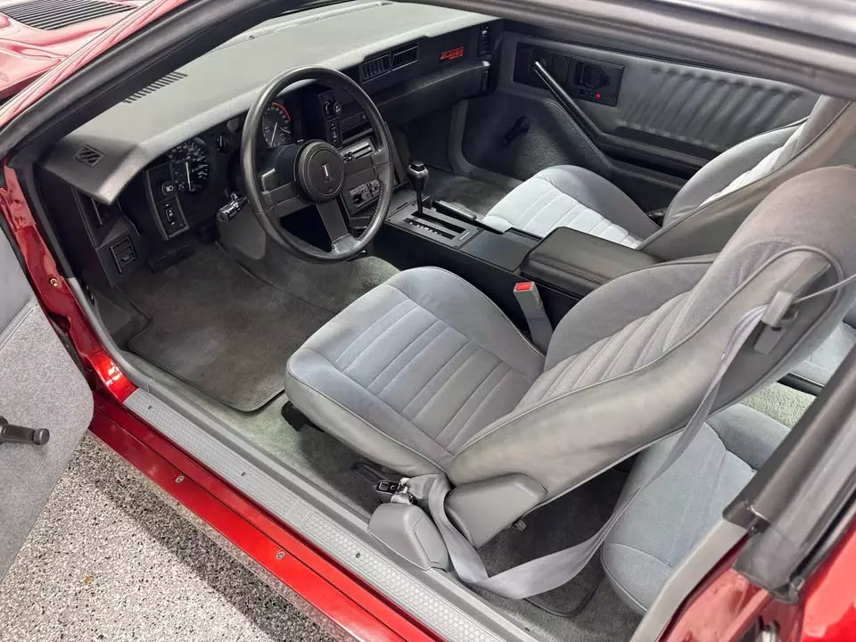 Th&uacute; vị về c&acirc;u chuyện chiếc xe Chevrolet Camaro IROC-Z được chủ cho đậu trong garage từ 1987 đến nay- Ảnh 5.