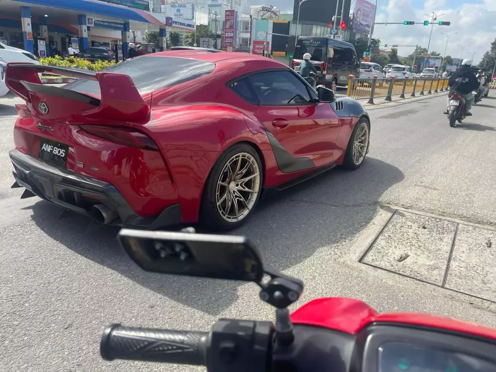 Toyota GR Supra mang biển số "lạ" xuất hiện tại Đ&agrave; Nẵng, xe độ body kit th&acirc;n rộng đẹp mắt- Ảnh 1.