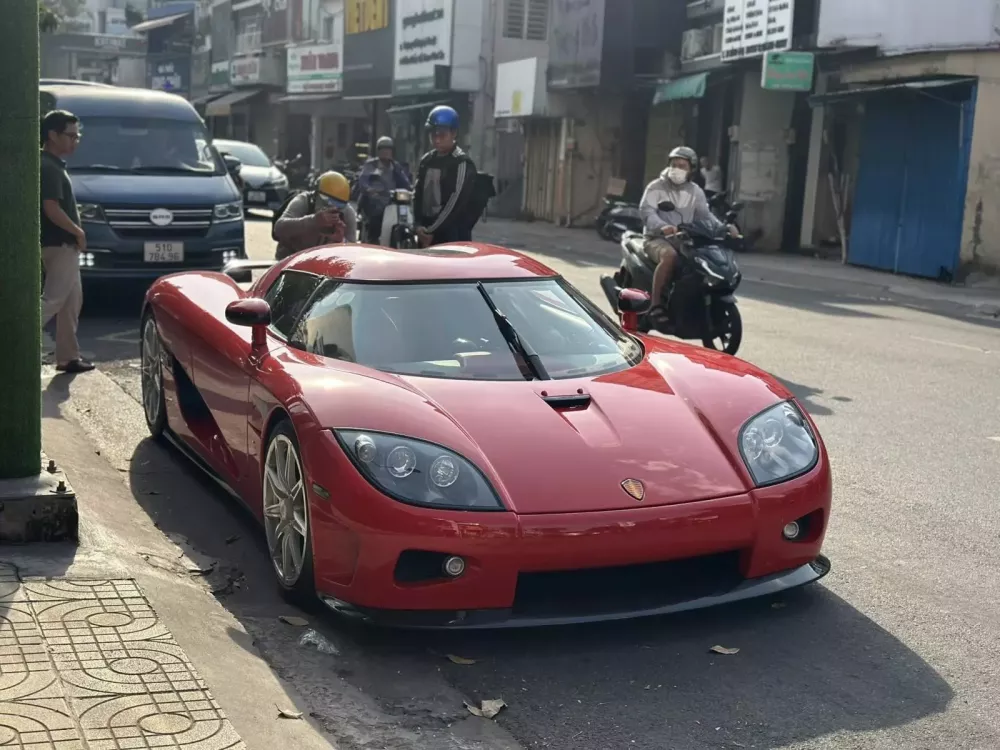 Đầu năm 2026, si&ecirc;u phẩm Koenigsegg CCX được mang ra tắm nắng- Ảnh 1.