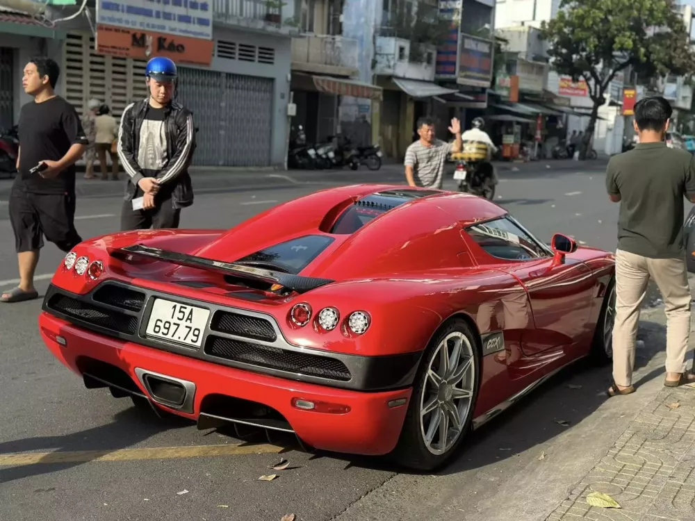 Đầu năm 2026, si&ecirc;u phẩm Koenigsegg CCX được mang ra tắm nắng- Ảnh 2.