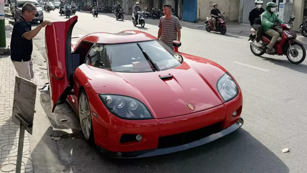 Đầu năm 2026, si&ecirc;u phẩm Koenigsegg CCX được mang ra tắm nắng- Ảnh 5.