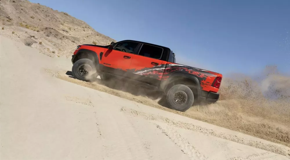 Ram 1500 SRT TRX 2027 gi&aacute;ng đ&ograve;n ch&iacute; mạng v&agrave;o đối thủ Ford F-150 Raptor R: Kh&ocirc;ng chỉ rẻ m&agrave; c&ograve;n mạnh- Ảnh 3.