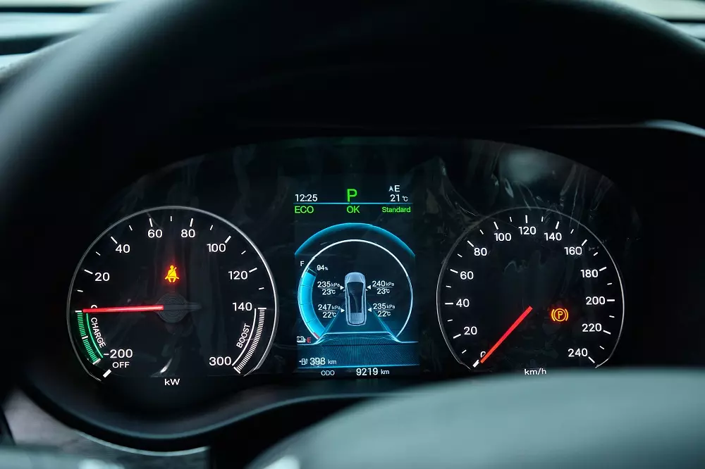 Cụm đồng hồ của xe kh&ocirc;ng phải điện tử to&agrave;n phần, nhưng ph&ugrave; hợp với một mẫu MPV hạng trung &ldquo;gi&aacute; mềm&rdquo;. M&agrave;n h&igrave;nh LCD 5 inch vẫn đủ lớn để cung cấp tới người d&ugrave;ng những th&ocirc;ng tin cần thiết như: hệ thống &aacute;p suất lốp, mức ti&ecirc;u hao năng lượng&hellip;