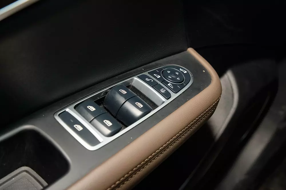 Tất cả c&aacute;c cửa k&iacute;nh của xe đều được điều khiển tự động 1 chạm, &ldquo;xịn x&ograve;&rdquo; hơn c&aacute;c đối thủ.