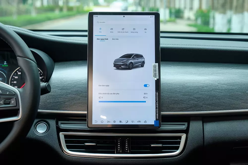 M&agrave;n h&igrave;nh giải tr&iacute; của BYD M6 c&oacute; thể xoay 90 độ, th&ocirc;ng qua n&uacute;t bấm tr&ecirc;n m&agrave;n h&igrave;nh hoặc v&ocirc;-lăng.