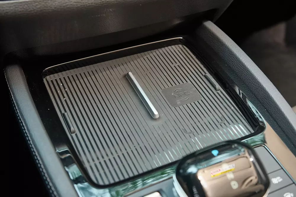 Ph&iacute;a b&ecirc;n dưới l&agrave; b&agrave;n đặt điện thoại v&agrave; thẻ NFC. Thẻ NFC l&agrave; một c&ocirc;ng nghệ ch&igrave;a kh&oacute;a th&ocirc;ng minh dạng thẻ, cho ph&eacute;p người d&ugrave;ng mở cửa v&agrave; khởi động xe bằng c&aacute;ch chạm thẻ v&agrave;o vị tr&iacute; logo tr&ecirc;n gương chiếu hậu, đặc biệt hữu dụng trong trường hợp kh&aacute;ch h&agrave;ng qu&ecirc;n/mất ch&igrave;a kh&oacute;a.