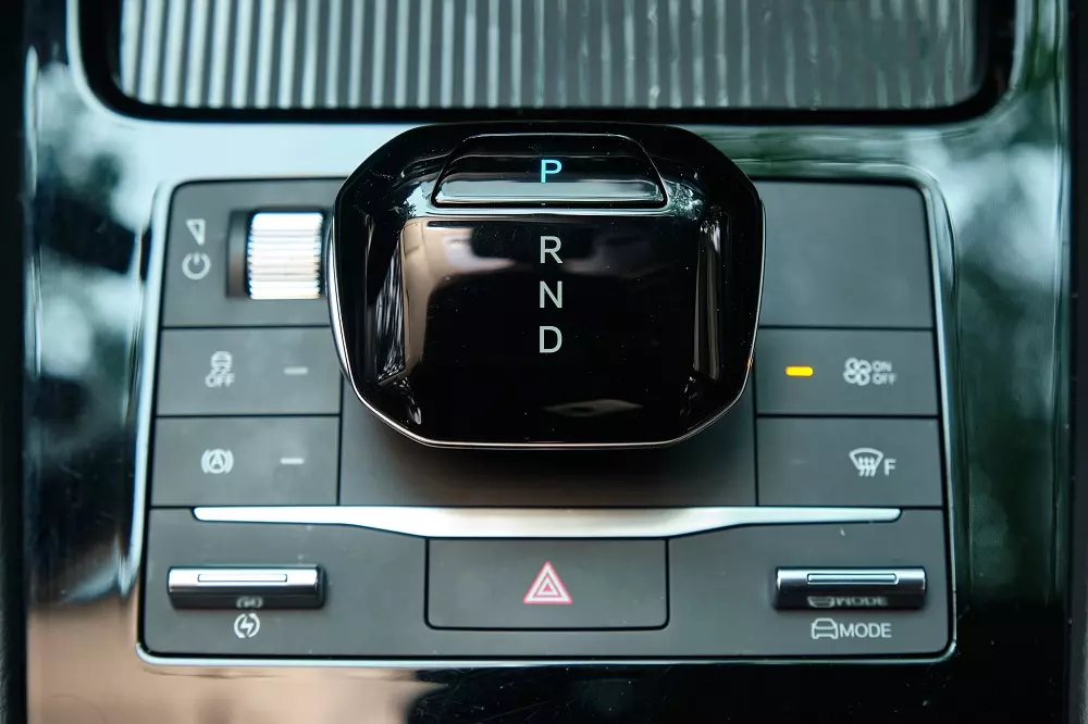 Cần số điện tử cũng l&agrave; trang bị độc đ&aacute;o của BYD M6, &iacute;t xuất hiện tr&ecirc;n c&aacute;c mẫu xe c&ugrave;ng ph&acirc;n kh&uacute;c.